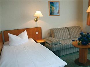 Hotel Kubrat An Der Spree Berlim Exterior foto